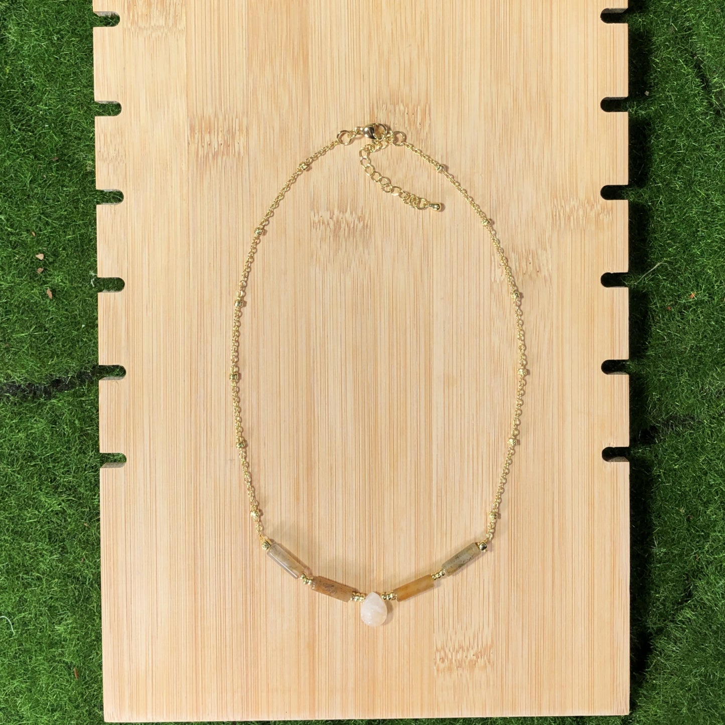 Handgefertigte Halskette aus Achat mit einer 14-karätig vergoldeten Kupferkette.