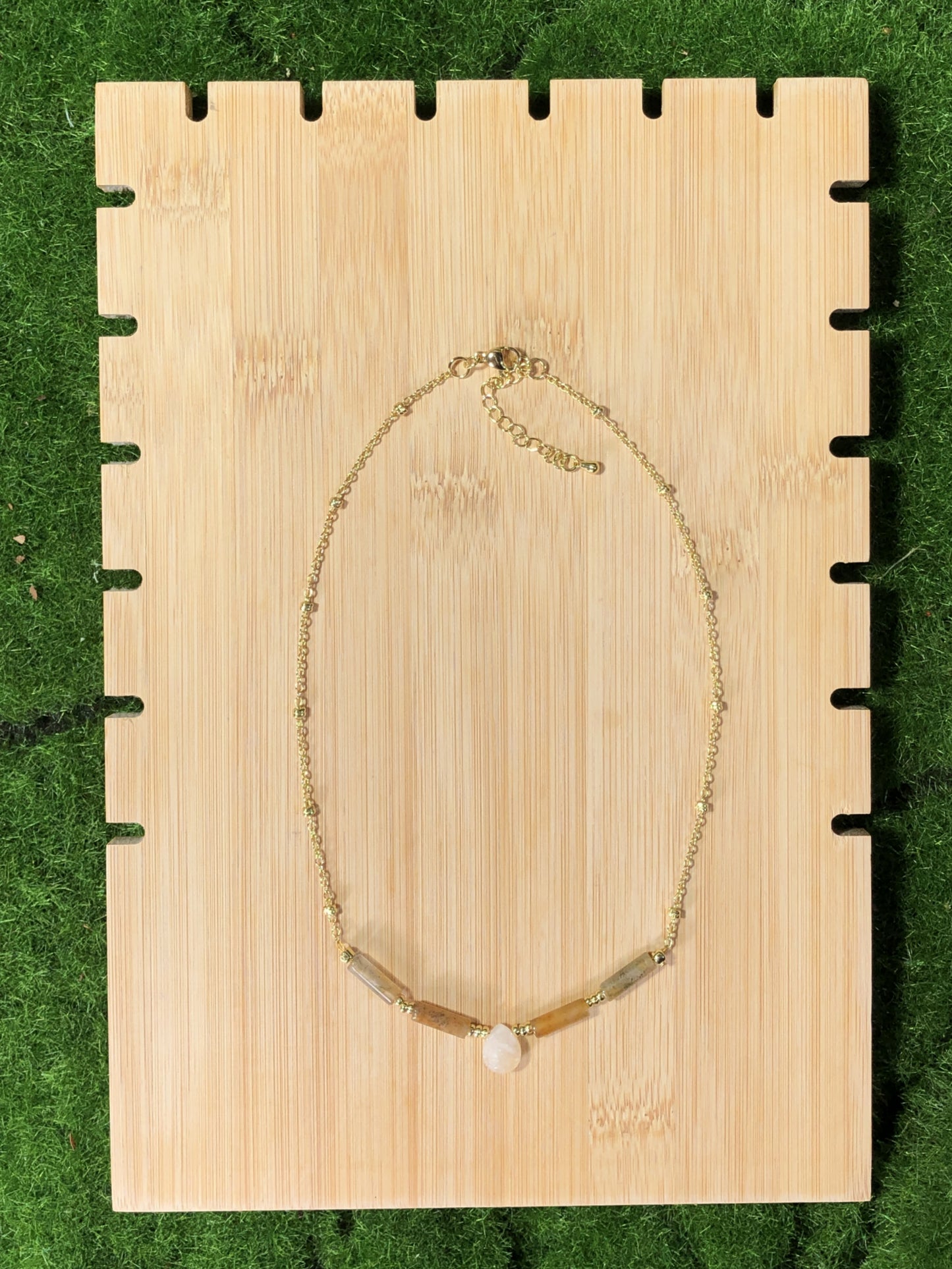 Handgefertigte Halskette aus Achat mit einer 14-karätig vergoldeten Kupferkette.