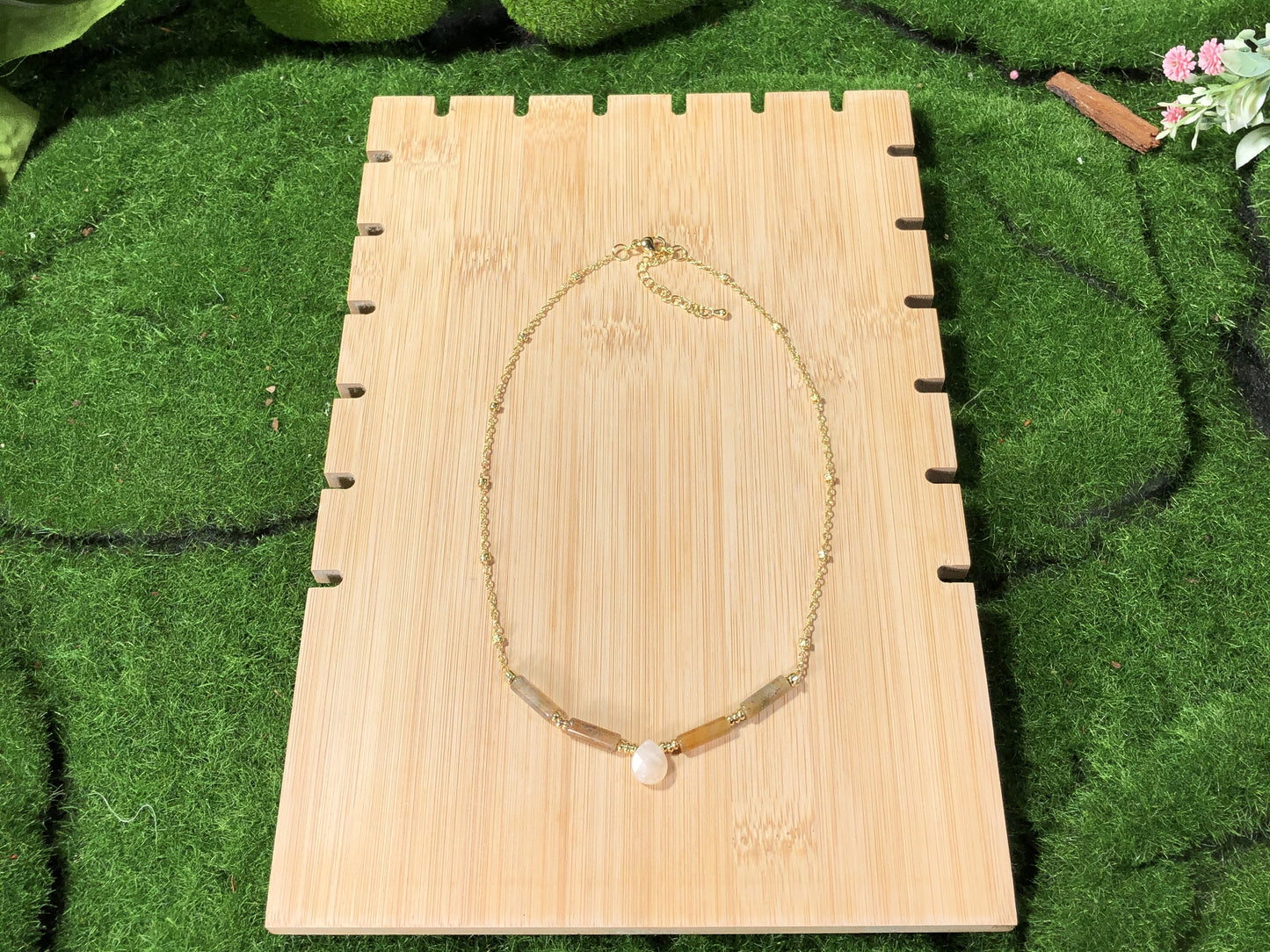 Handgefertigte Halskette aus Achat mit einer 14-karätig vergoldeten Kupferkette.