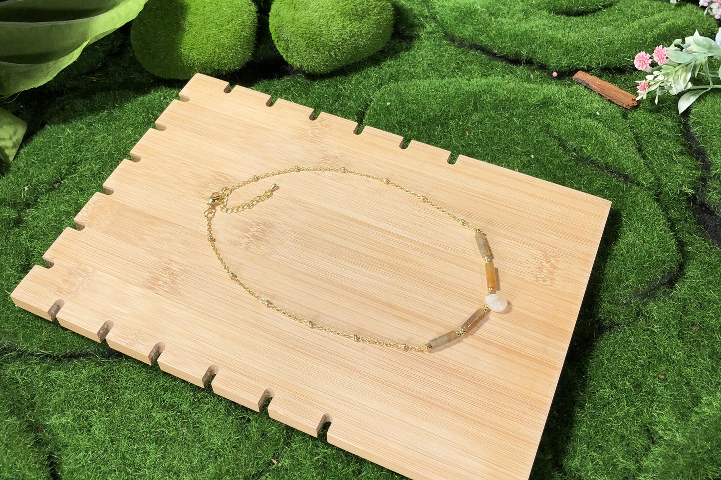 Handgefertigte Halskette aus Achat mit einer 14-karätig vergoldeten Kupferkette.