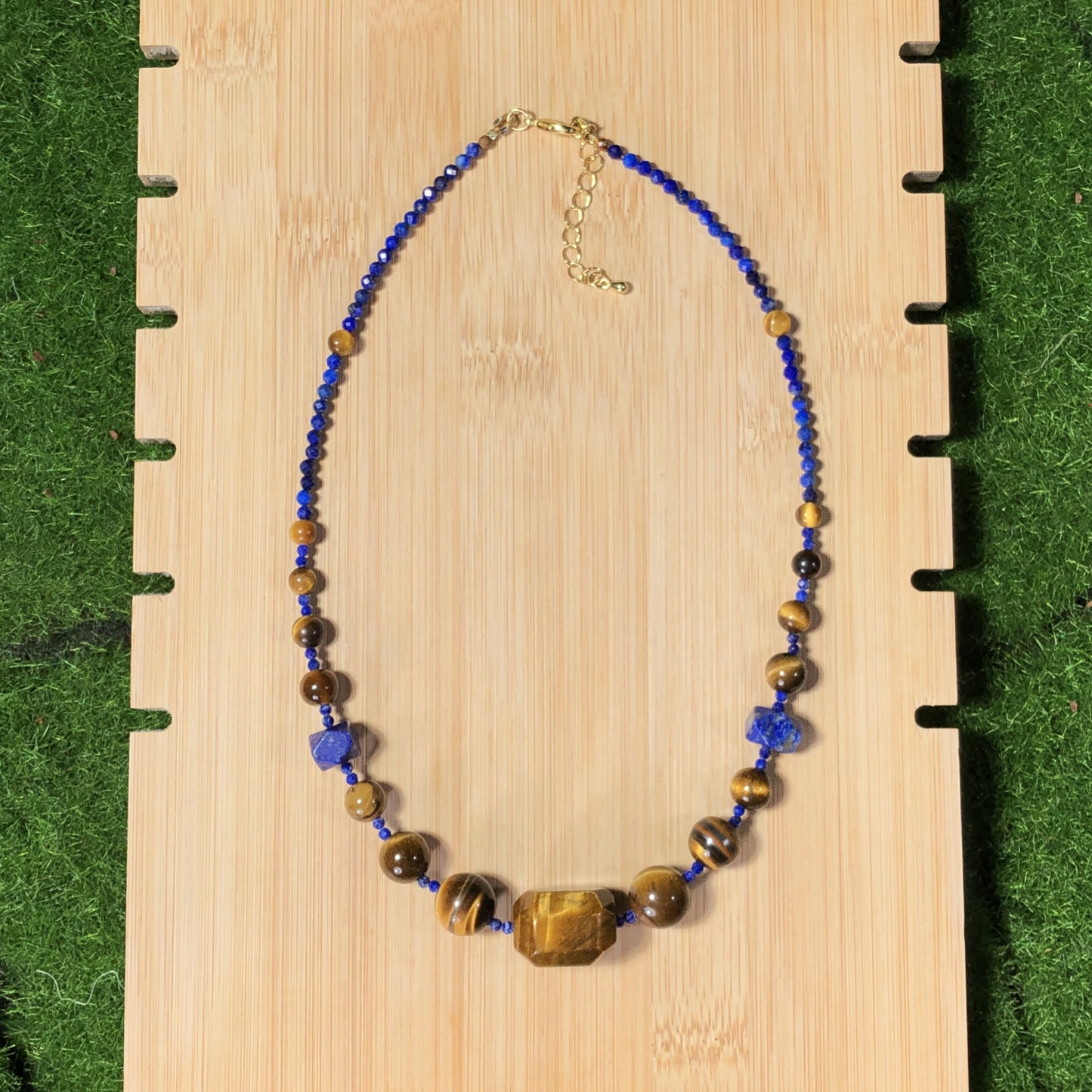 Eine handgefertigte Halskette aus natürlichem Tigerauge und Lapislazuli, kombiniert mit einer kupferplattierten 14-Karat-Goldkette.