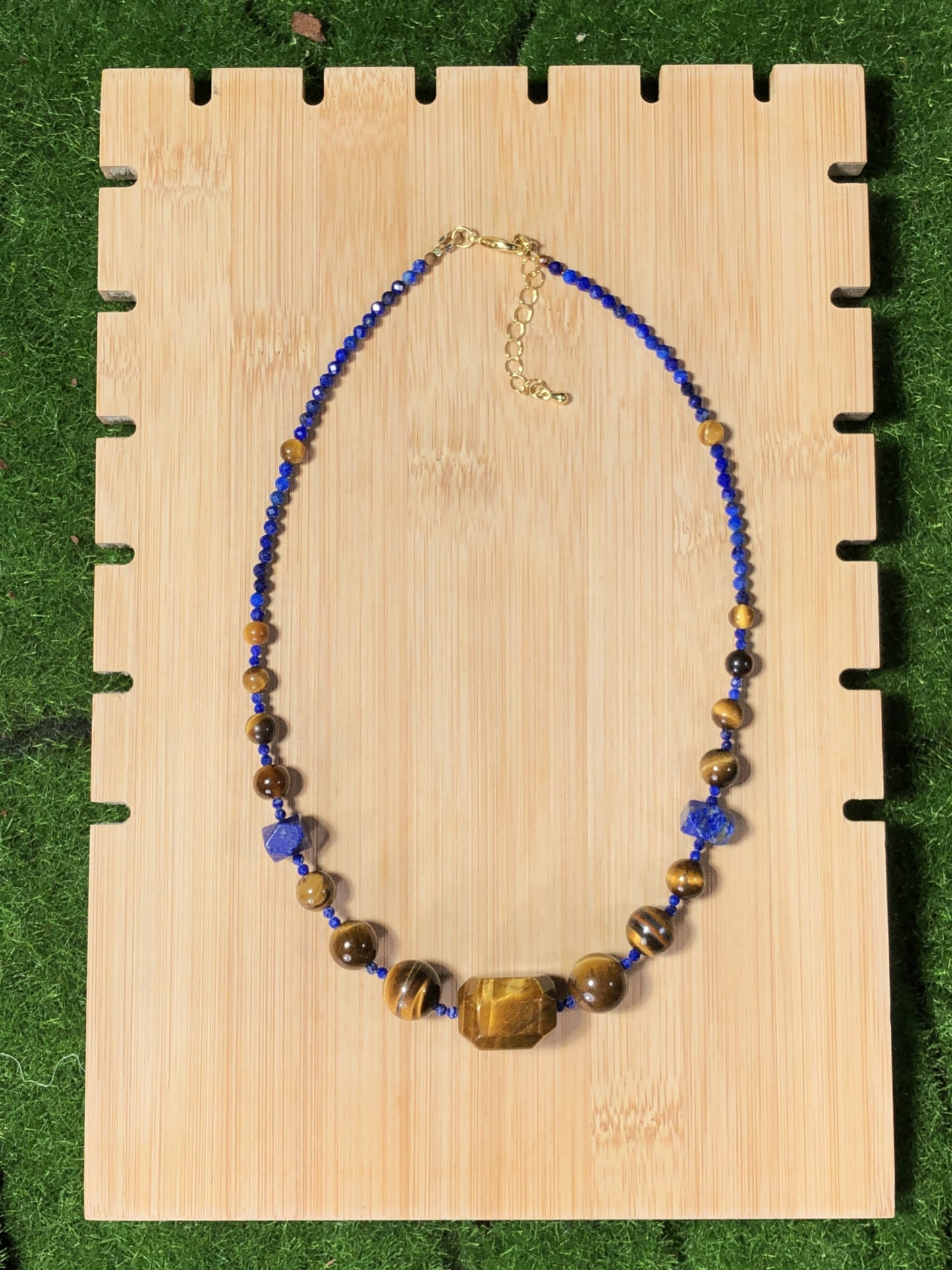 Eine handgefertigte Halskette aus natürlichem Tigerauge und Lapislazuli, kombiniert mit einer kupferplattierten 14-Karat-Goldkette.