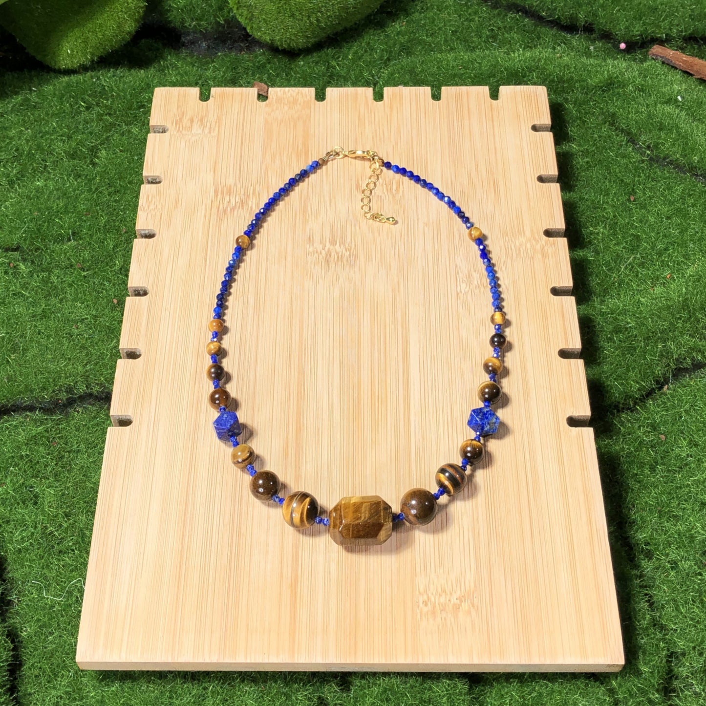 Eine handgefertigte Halskette aus natürlichem Tigerauge und Lapislazuli, kombiniert mit einer kupferplattierten 14-Karat-Goldkette.