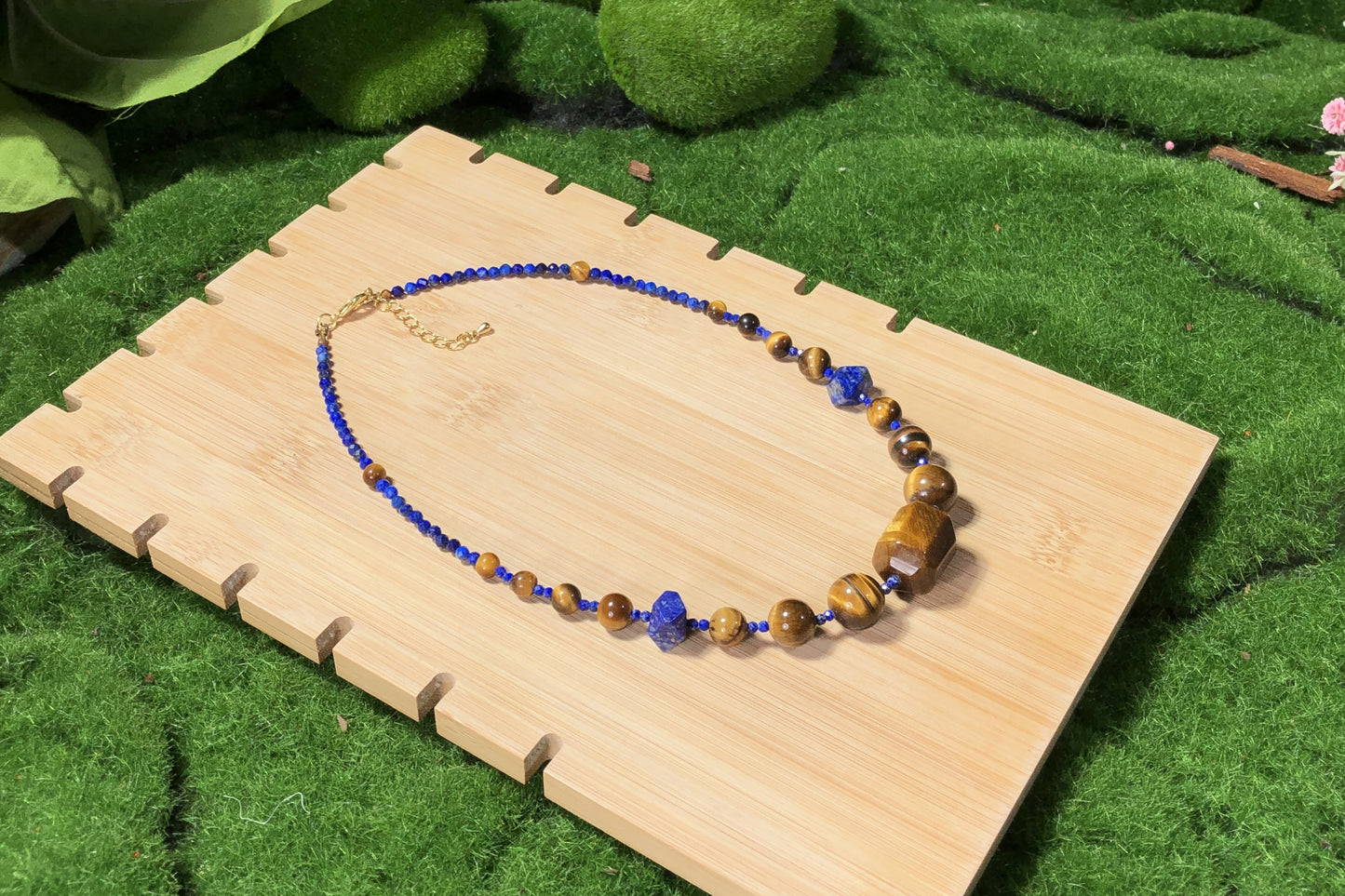 Eine handgefertigte Halskette aus natürlichem Tigerauge und Lapislazuli, kombiniert mit einer kupferplattierten 14-Karat-Goldkette.