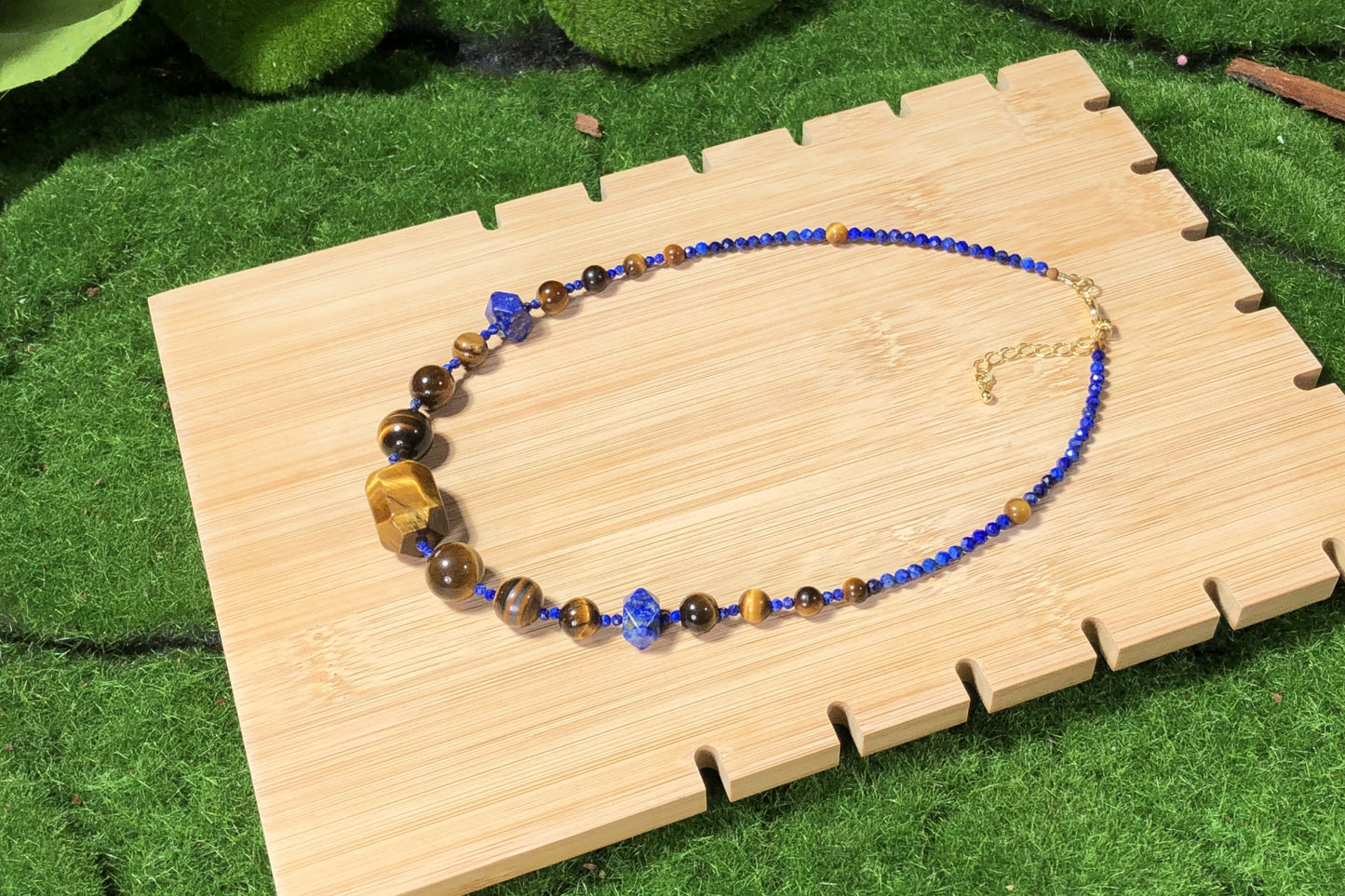 Eine handgefertigte Halskette aus natürlichem Tigerauge und Lapislazuli, kombiniert mit einer kupferplattierten 14-Karat-Goldkette.