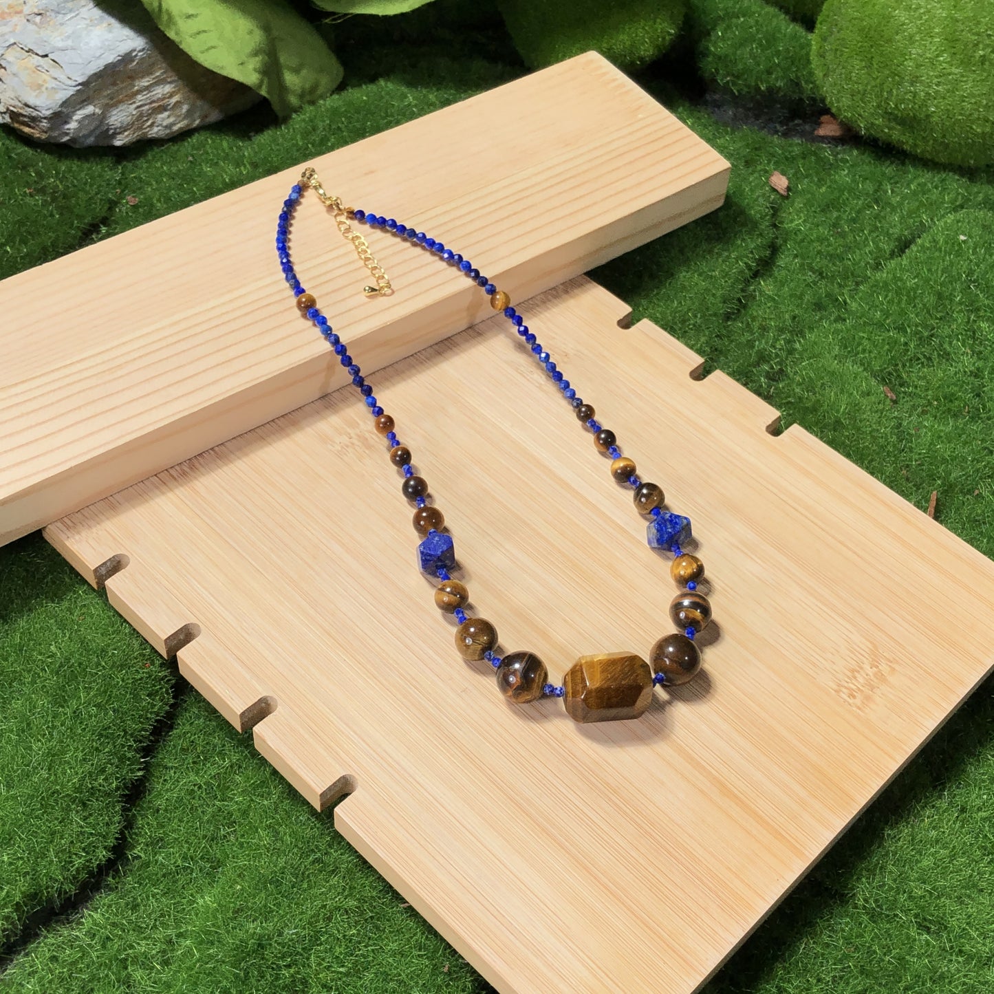 Eine handgefertigte Halskette aus natürlichem Tigerauge und Lapislazuli, kombiniert mit einer kupferplattierten 14-Karat-Goldkette.