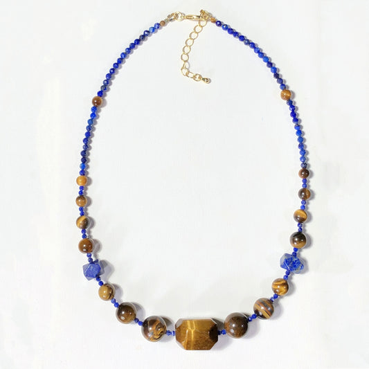 Eine handgefertigte Halskette aus natürlichem Tigerauge und Lapislazuli, kombiniert mit einer kupferplattierten 14-Karat-Goldkette.
