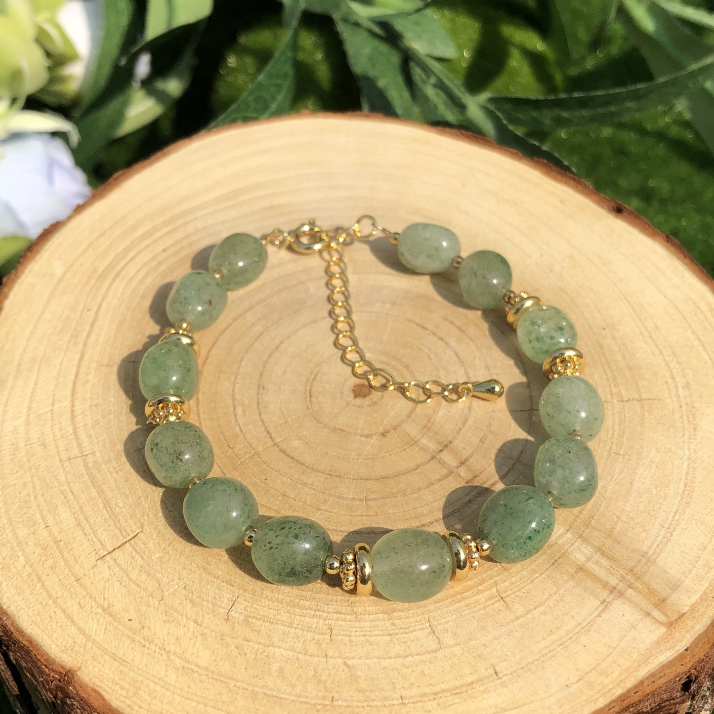 Natürliches grünes Erdbeerkristallarmband, handgefertigt.