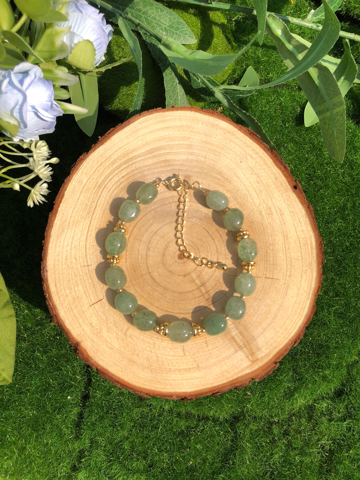 Natürliches grünes Erdbeerkristallarmband, handgefertigt.