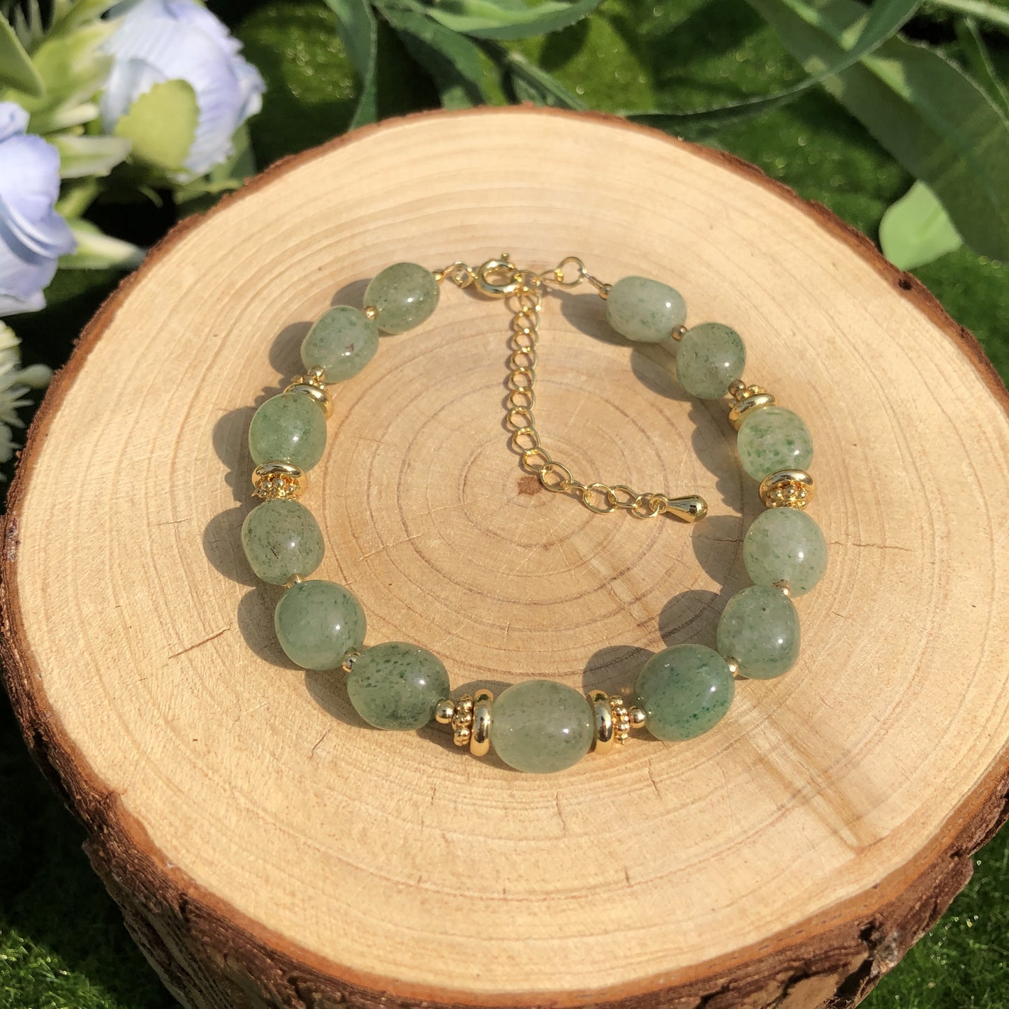 Natürliches grünes Erdbeerkristallarmband, handgefertigt.