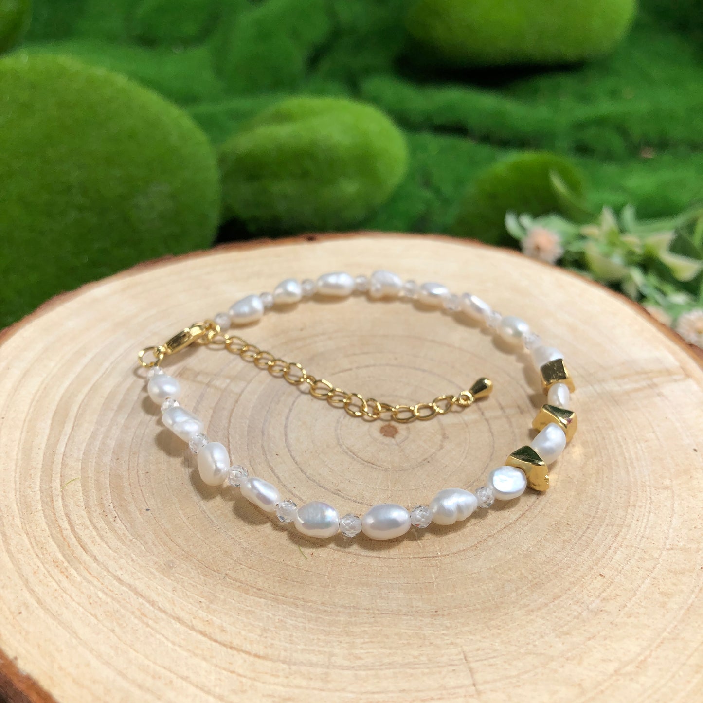Armband aus natürlichen Süßwasserperlen, gefertigt aus 14-karätig vergoldetem Kupfer, handgefertigt.