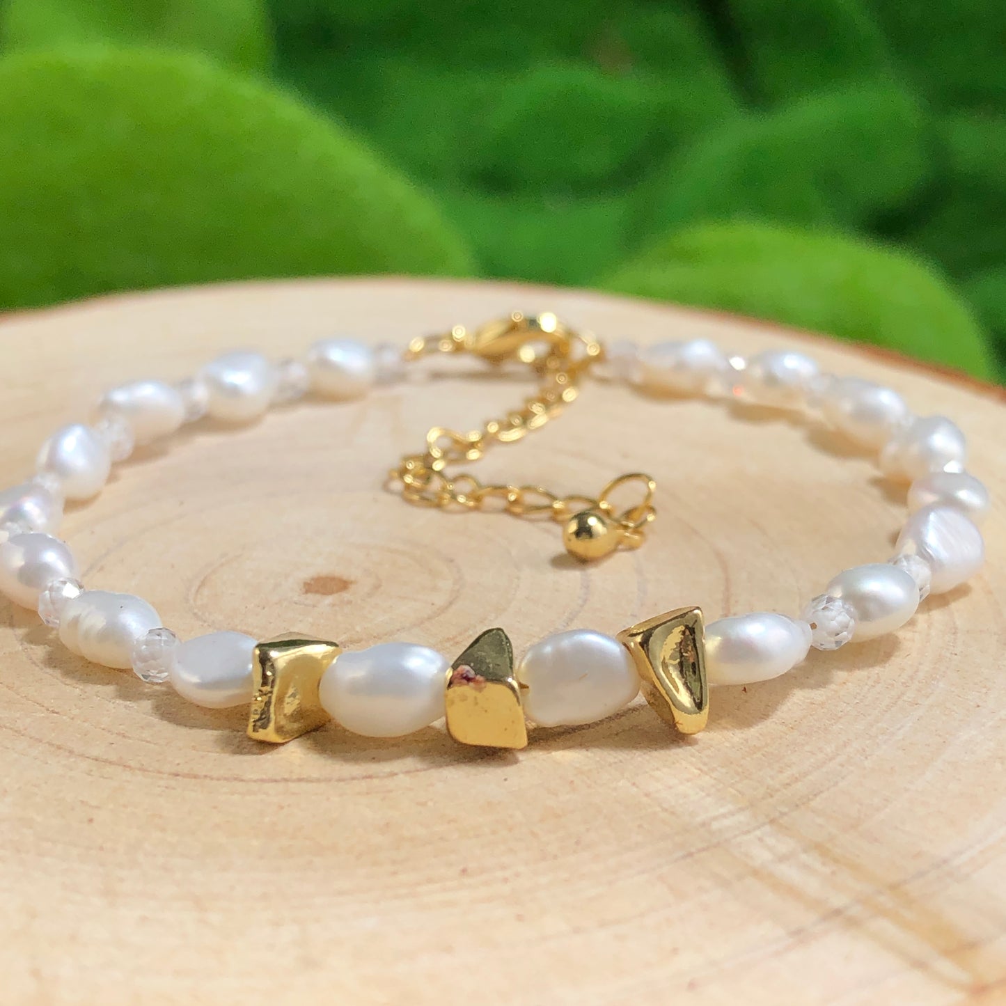 Armband aus natürlichen Süßwasserperlen, gefertigt aus 14-karätig vergoldetem Kupfer, handgefertigt.