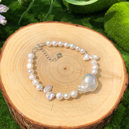 Armband aus natürlichen Süßwasserperlen und Barockperlen, handgefertigt.