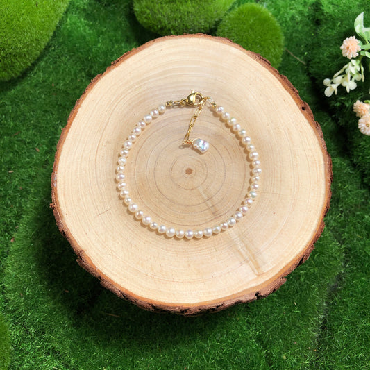 Natürliche Süßwasserperlen und Barockperlen, Armband aus 14-karätig vergoldetem Kupfer, handgefertigt.