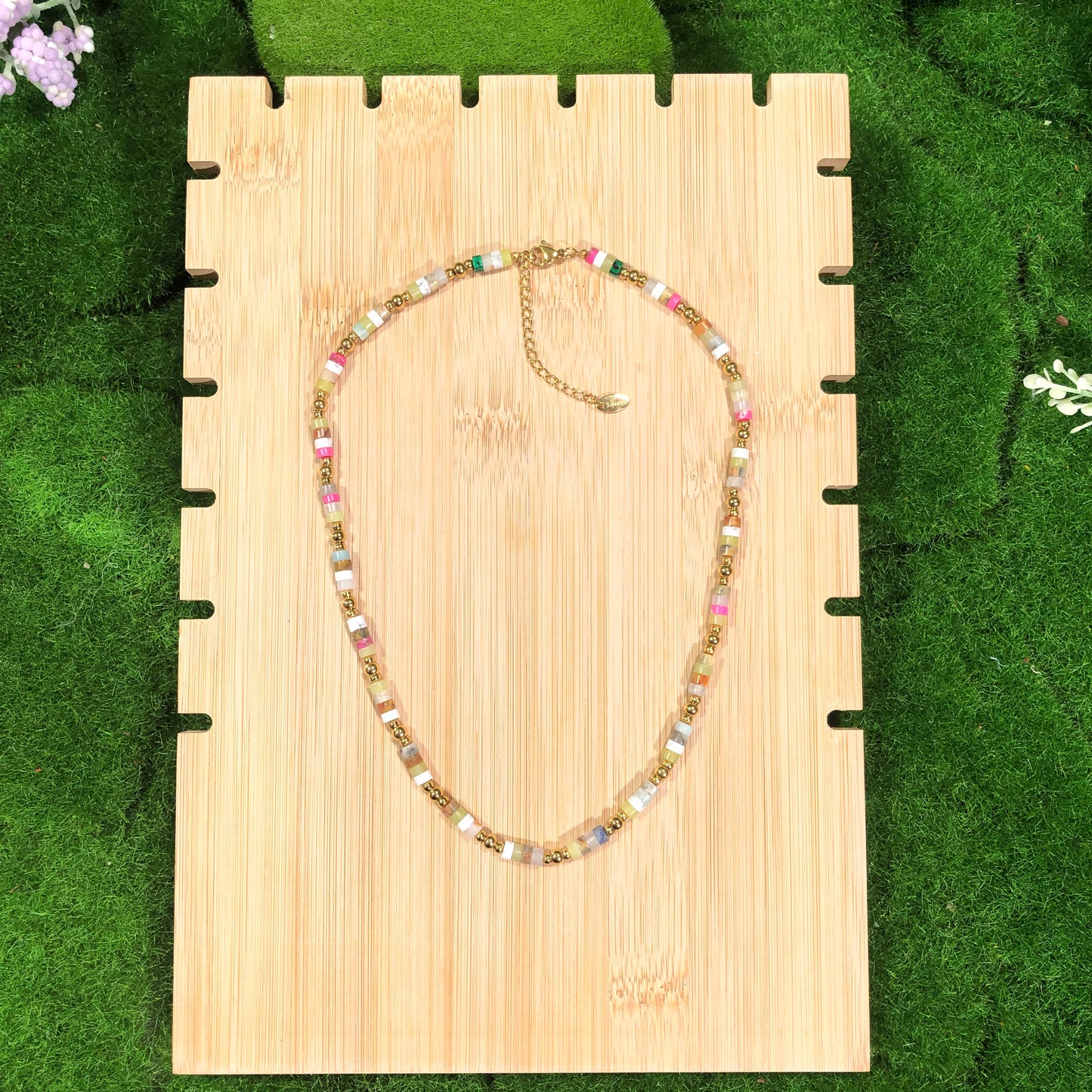 Halskette mit farbigen Edelsteinen, aus 14-karätig vergoldetem Messing, handgefertigt.