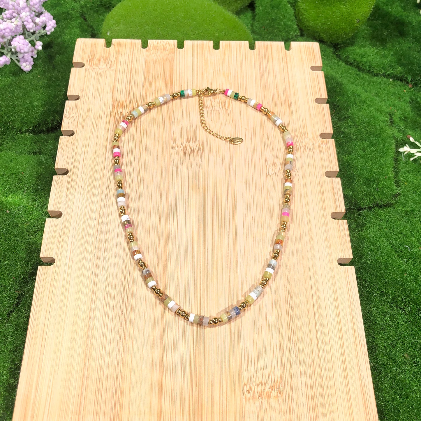 Halskette mit farbigen Edelsteinen, aus 14-karätig vergoldetem Messing, handgefertigt.