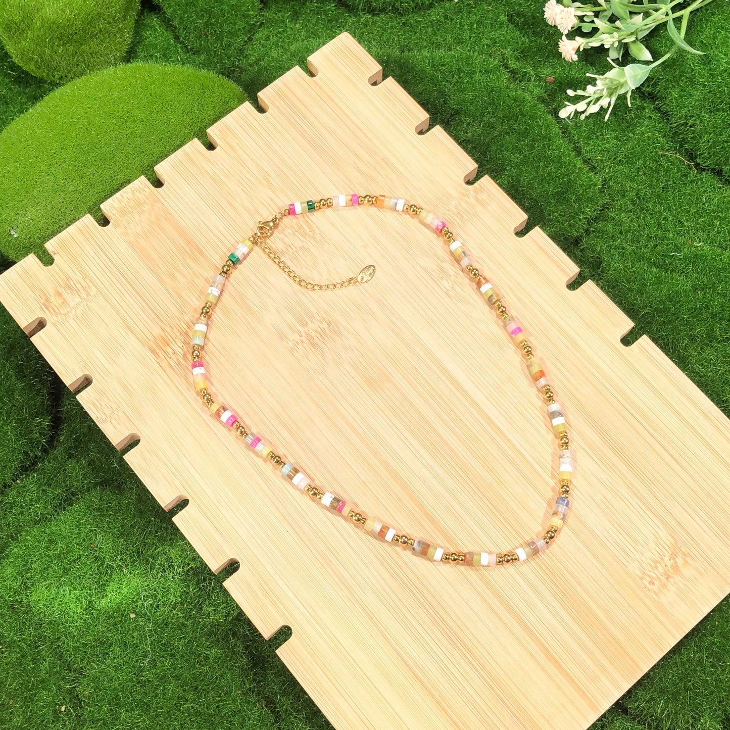 Halskette mit farbigen Edelsteinen, aus 14-karätig vergoldetem Messing, handgefertigt.