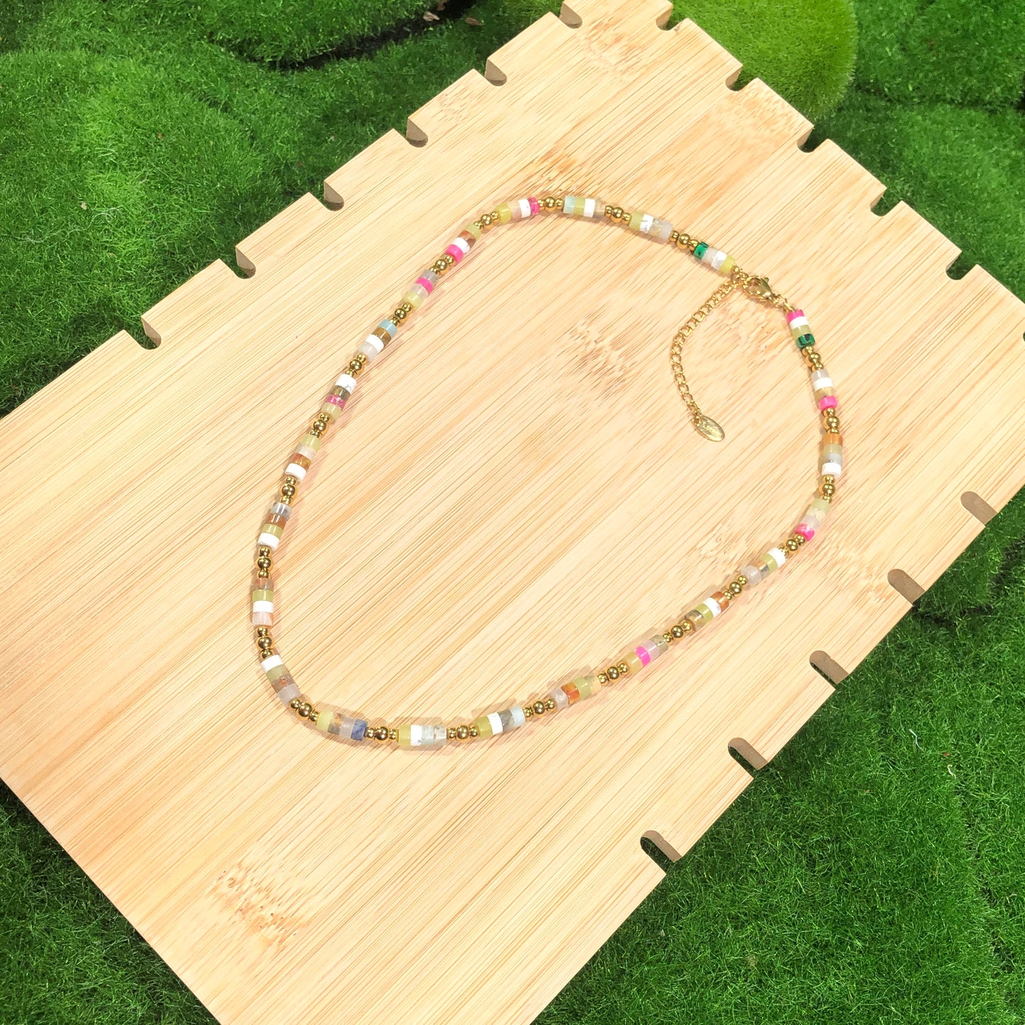 Halskette mit farbigen Edelsteinen, aus 14-karätig vergoldetem Messing, handgefertigt.