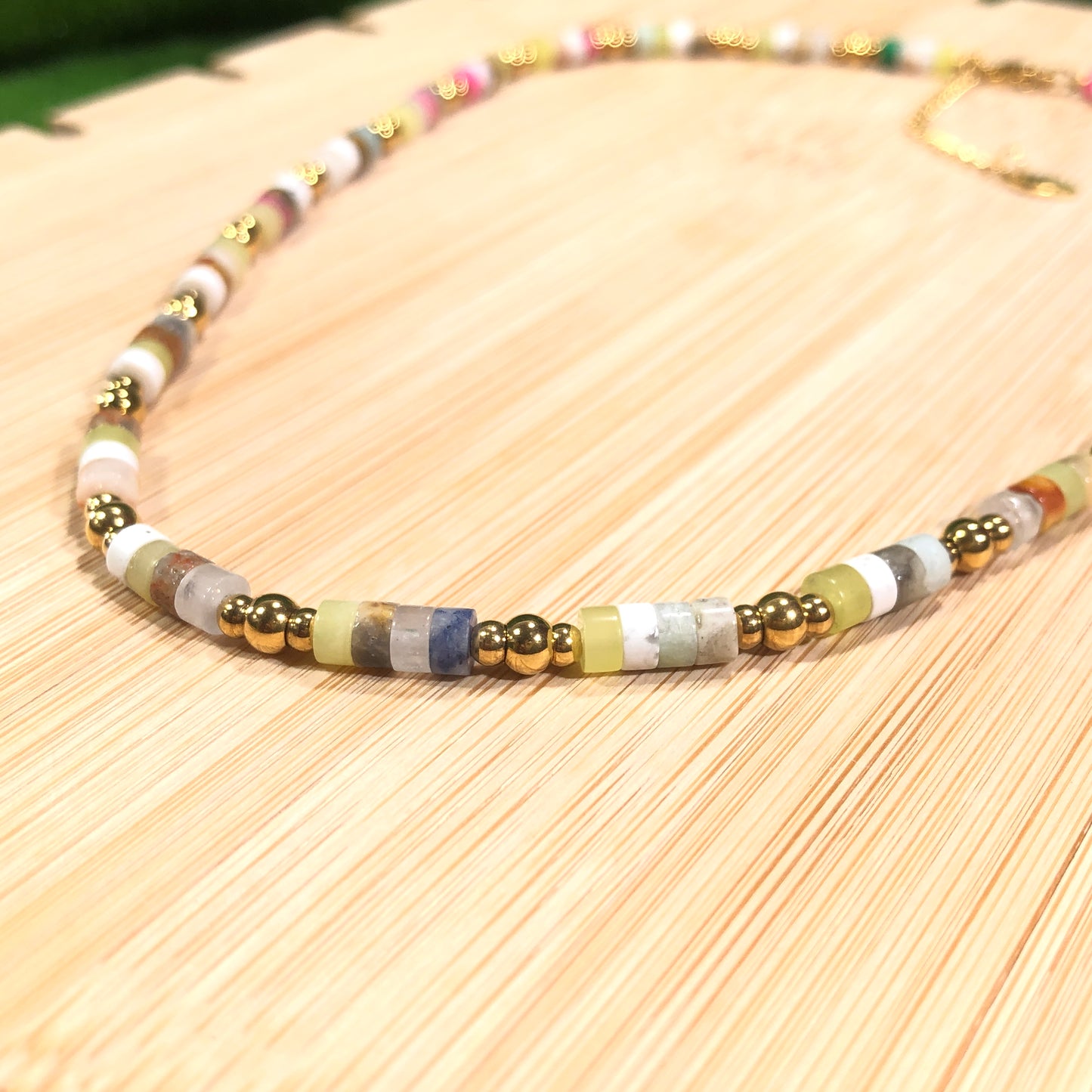 Halskette mit farbigen Edelsteinen, aus 14-karätig vergoldetem Messing, handgefertigt.