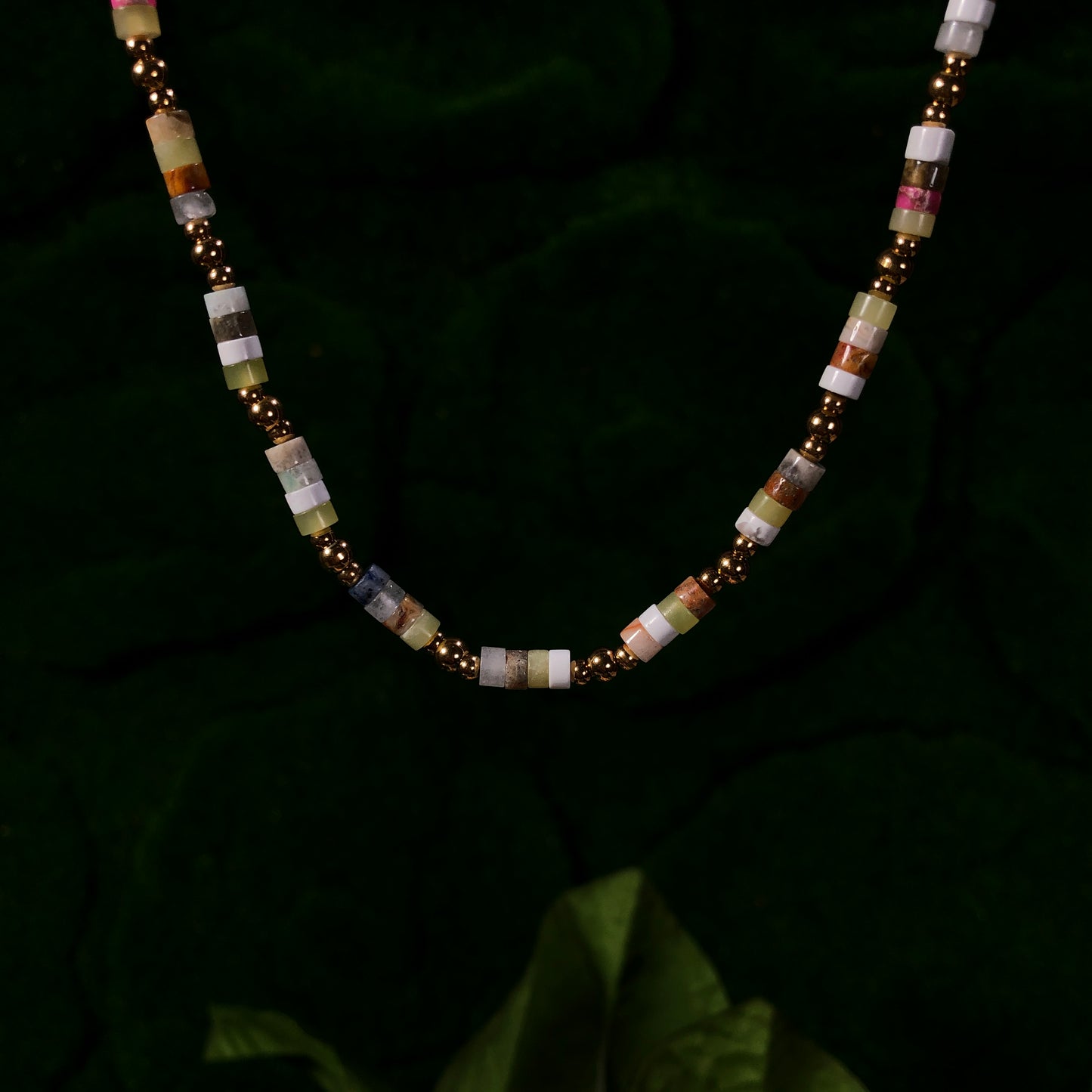 Halskette mit farbigen Edelsteinen, aus 14-karätig vergoldetem Messing, handgefertigt.