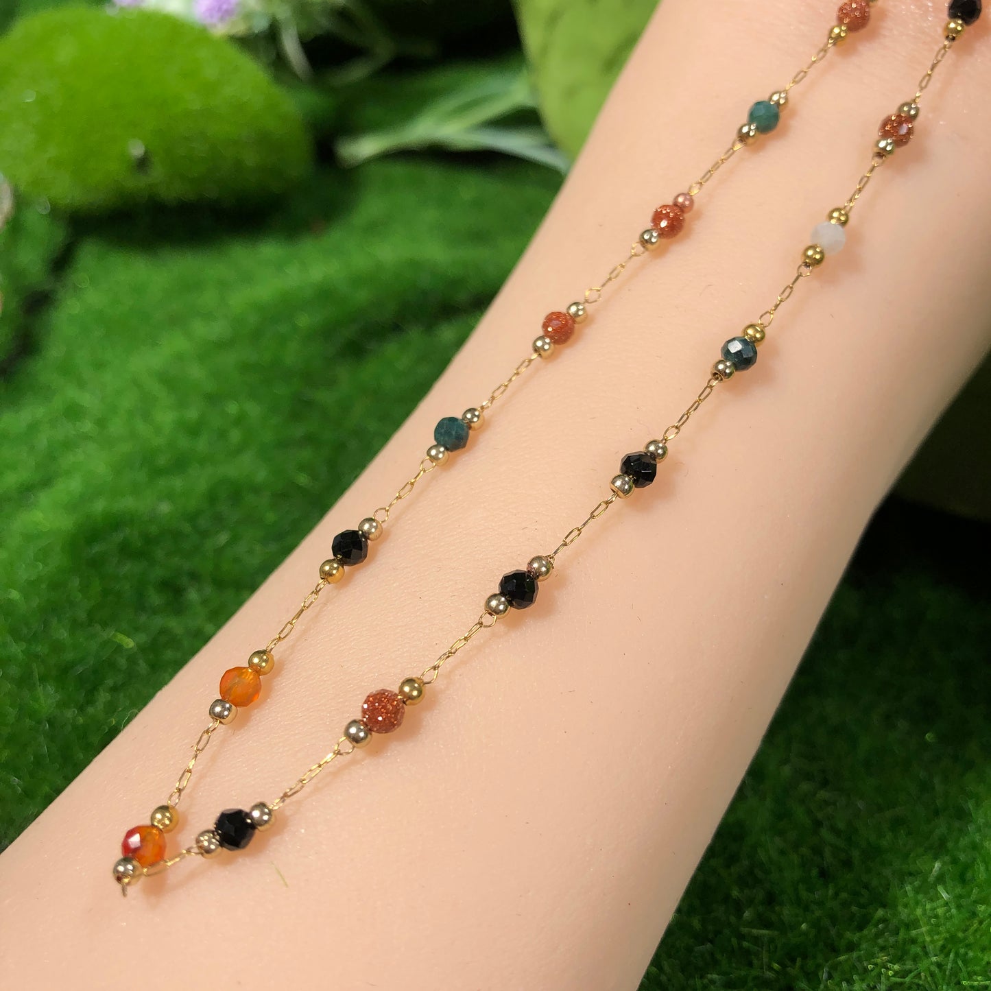 Exquisite handgefertigte Halskette aus farbigen Edelsteinen und kupferplattiertem 14K Gold.