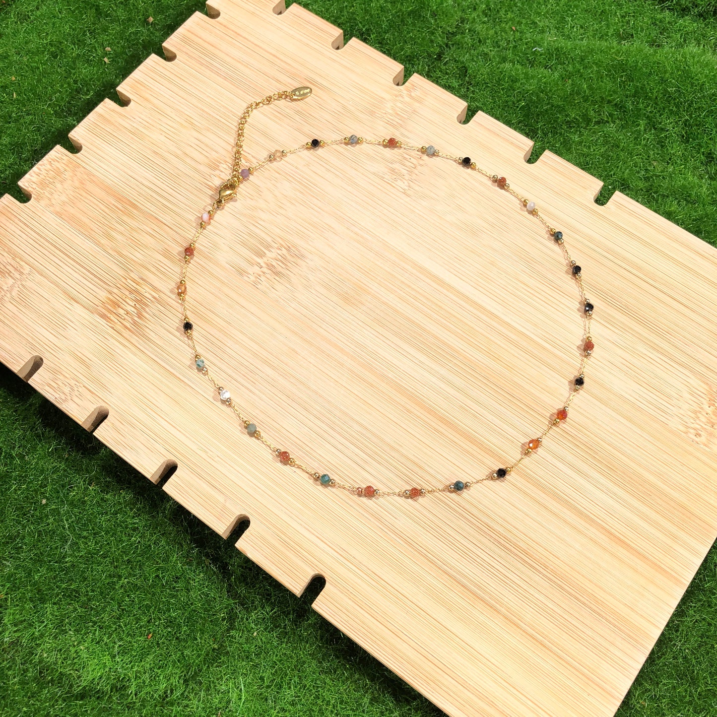 Exquisite handgefertigte Halskette aus farbigen Edelsteinen und kupferplattiertem 14K Gold.