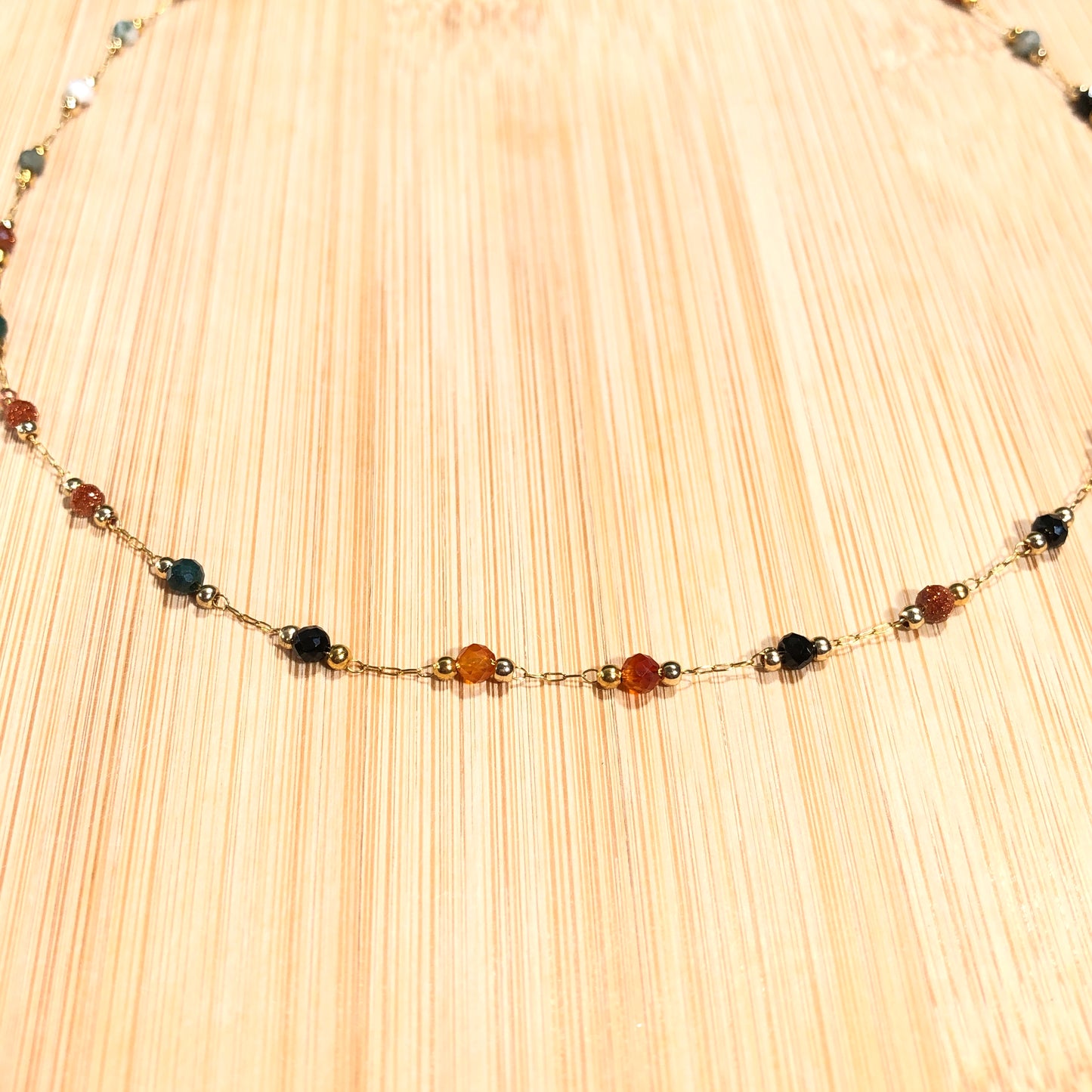 Exquisite handgefertigte Halskette aus farbigen Edelsteinen und kupferplattiertem 14K Gold.