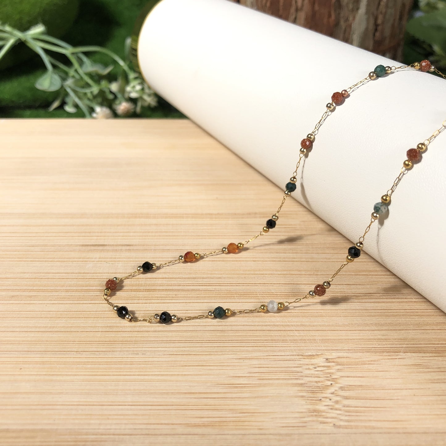 Exquisite handgefertigte Halskette aus farbigen Edelsteinen und kupferplattiertem 14K Gold.