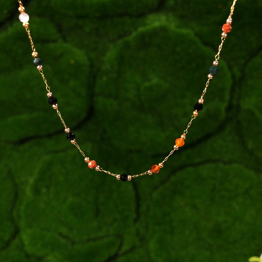 Exquisite handgefertigte Halskette aus farbigen Edelsteinen und kupferplattiertem 14K Gold.