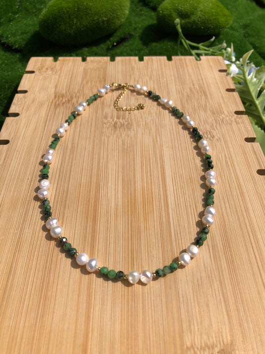 Wunderschöner natürlicher grüner Edelstein, Süßwasserperle, kupferplattiertes 14k Gold, Halskette, handgefertigt
