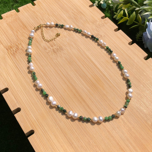 Halskette aus natürlicher grüner Süßwasserperle, 14-karätig vergoldete Kupferkette, handgefertigt.