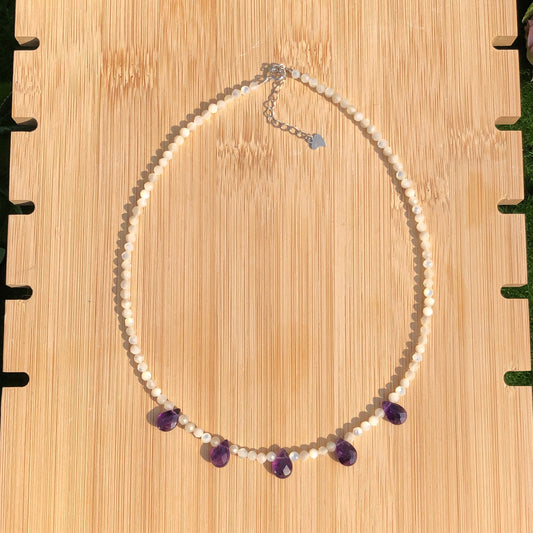 Halskette aus weißer Muschel und Amethyst in S925 Sterlingsilber, handgefertigt.