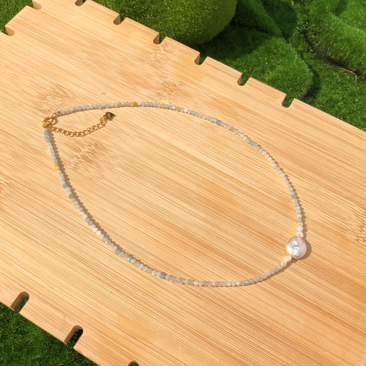 Halskette aus natürlichen Süßwasserperlen und farbigen Edelsteinperlen, kupferplattiert mit 18-karätigem Gold.