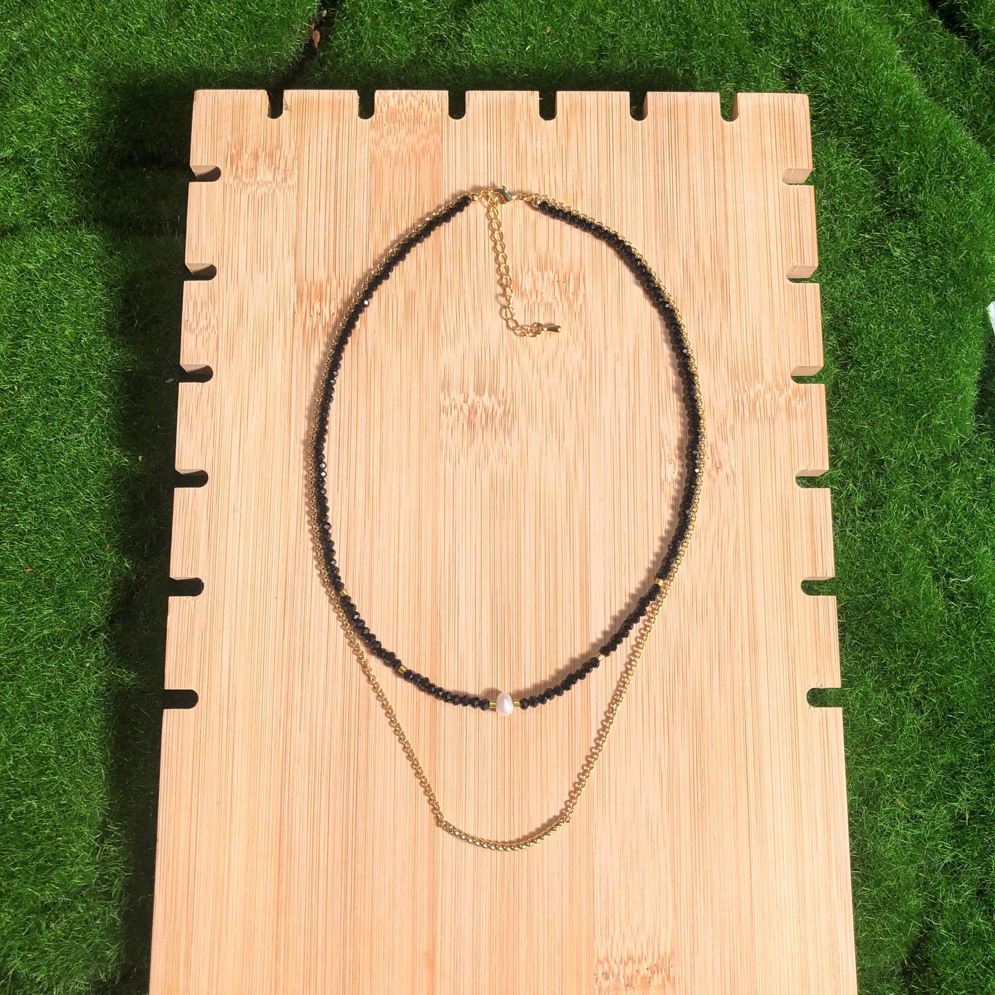 Halskette aus schwarzem Spinell und natürlichen Süßwasserperlen, kupferplattiert mit 14-karätigem Gold, handgefertigt.