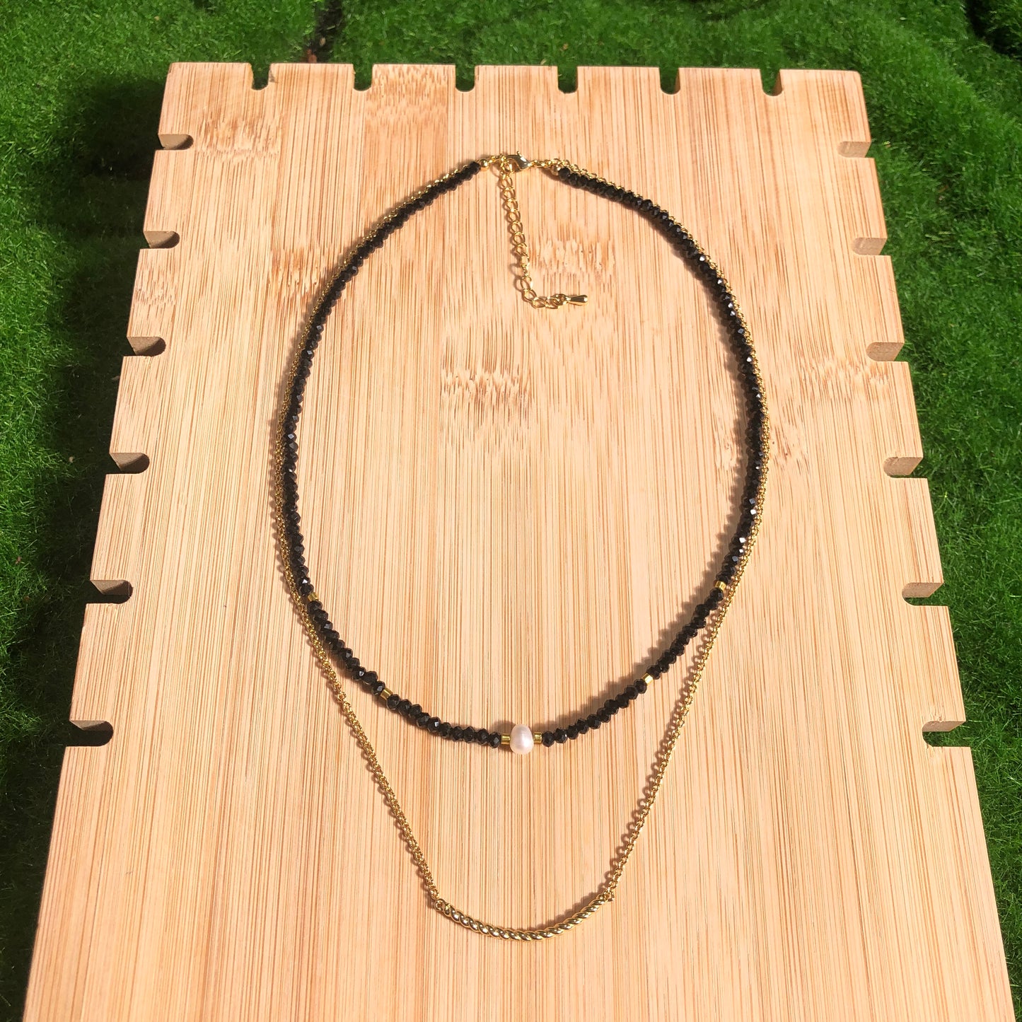 Halskette aus schwarzem Spinell und natürlichen Süßwasserperlen, kupferplattiert mit 14-karätigem Gold, handgefertigt.