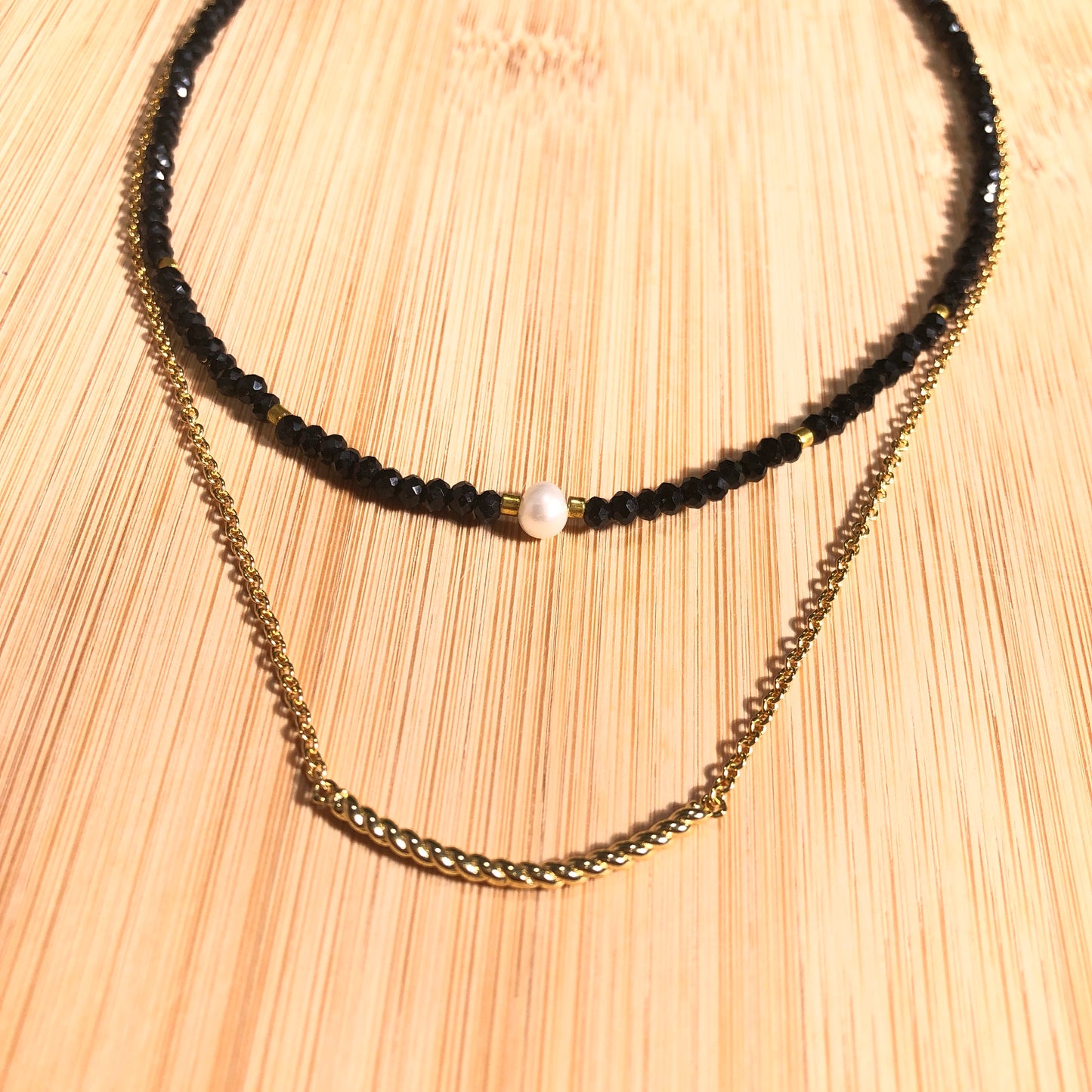 Halskette aus schwarzem Spinell und natürlichen Süßwasserperlen, kupferplattiert mit 14-karätigem Gold, handgefertigt.