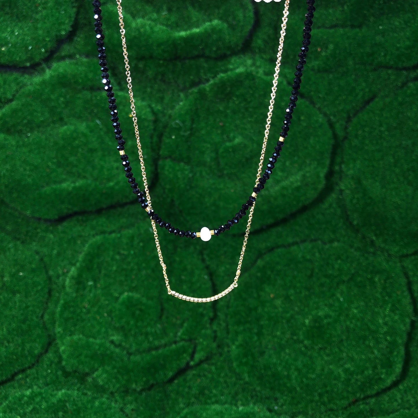 Halskette aus schwarzem Spinell und natürlichen Süßwasserperlen, kupferplattiert mit 14-karätigem Gold, handgefertigt.