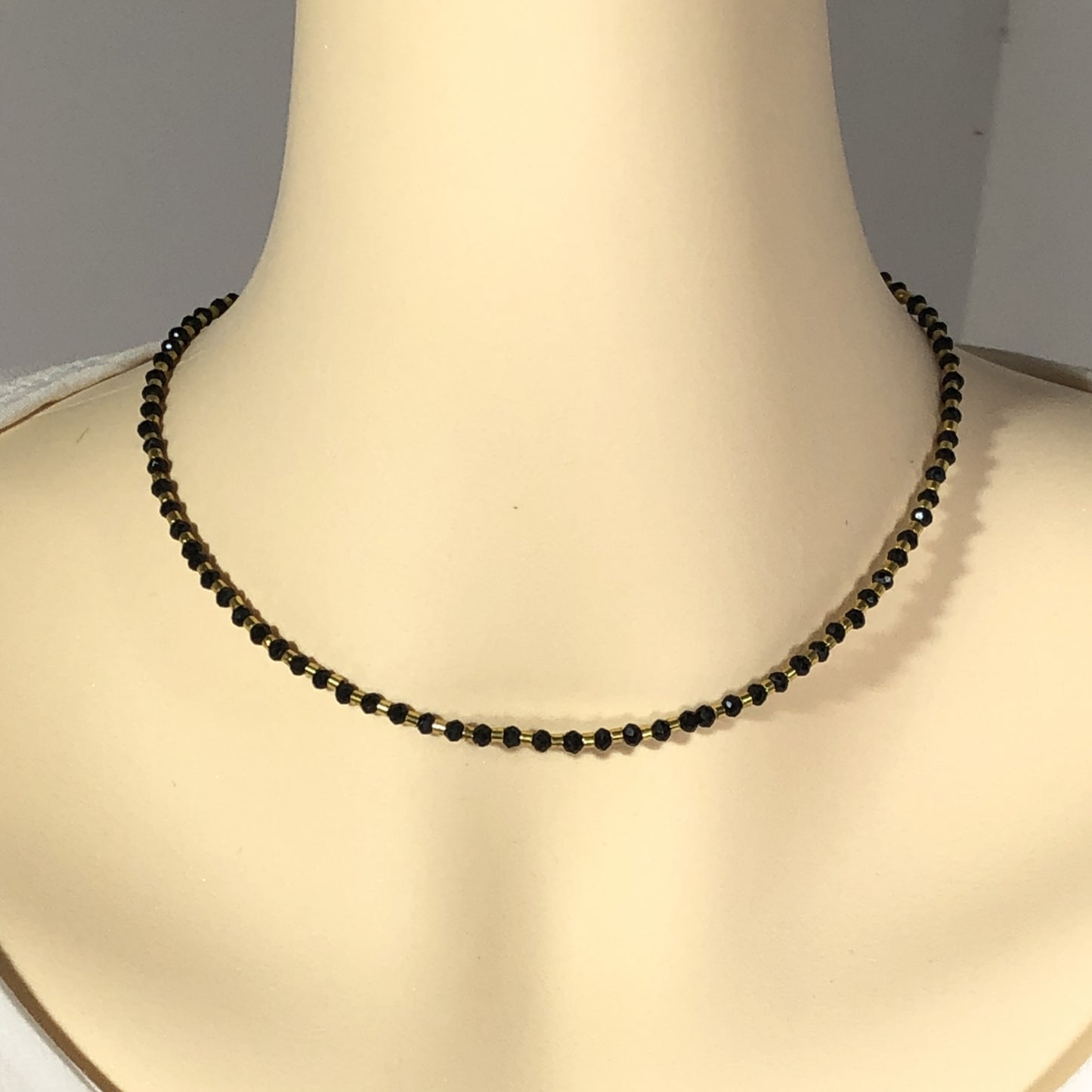 Zarte schwarze Spinellkette, Kupfer mit 14K Gold plattiert, handgefertigt