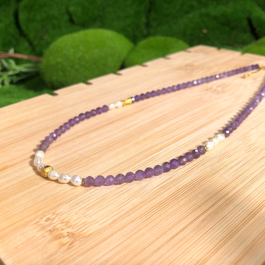 Natürliche Amethyst-Halskette. Natürliche Süßwasserperlen-Halskette. Amethyst-Süßwasserperle. Handgefertigt