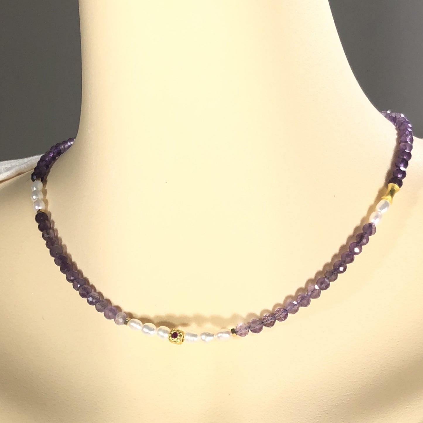 Natürliche Amethyst-Halskette. Natürliche Süßwasserperlen-Halskette. Amethyst-Süßwasserperle. Handgefertigt