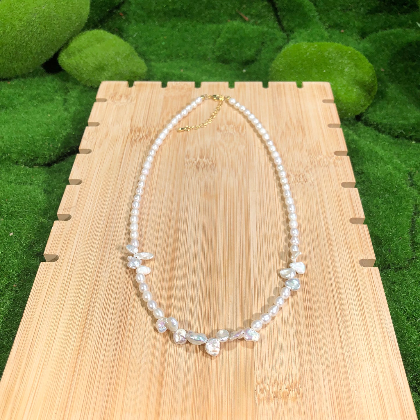 Süßwasserperlenkette im Barockstil, Messing, 14-karätig vergoldet, handgefertigt.