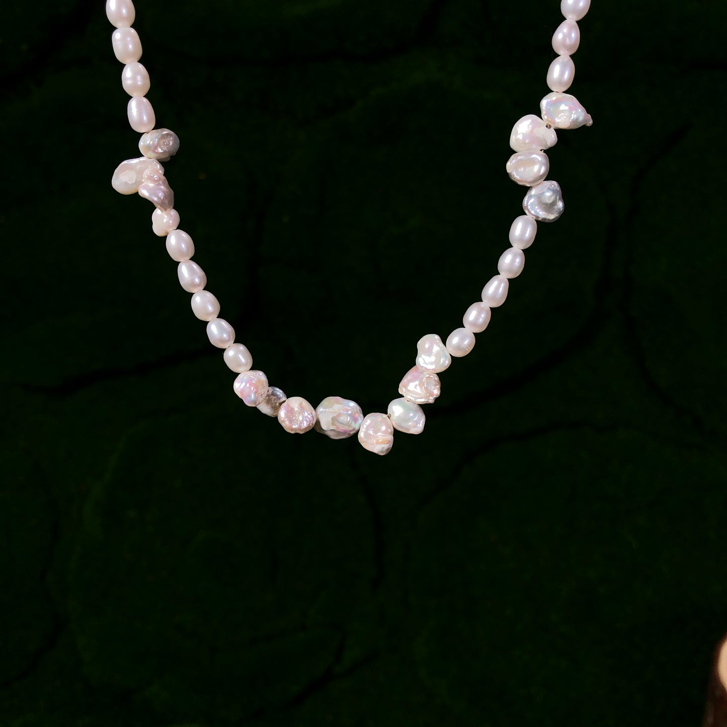 Süßwasserperlenkette im Barockstil, Messing, 14-karätig vergoldet, handgefertigt.