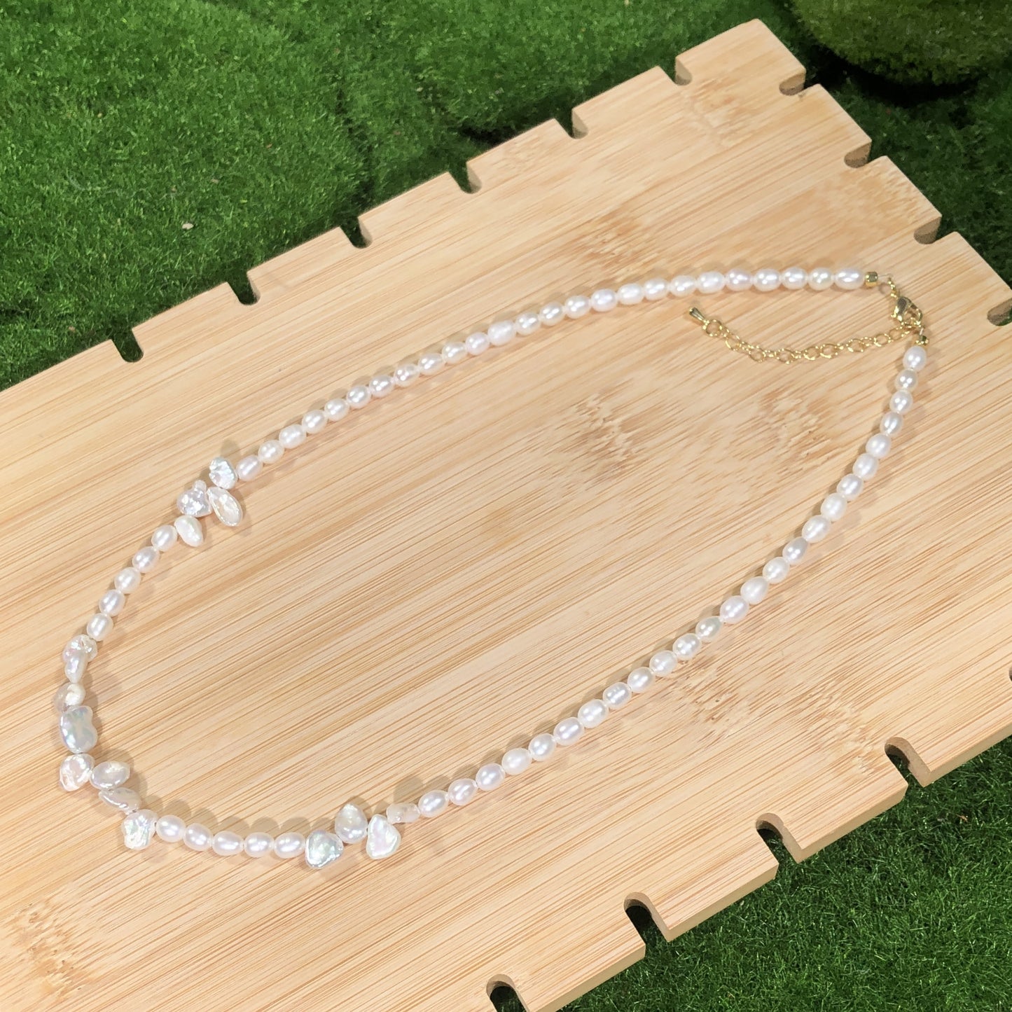 Süßwasserperlenkette im Barockstil, Messing, 14-karätig vergoldet, handgefertigt.