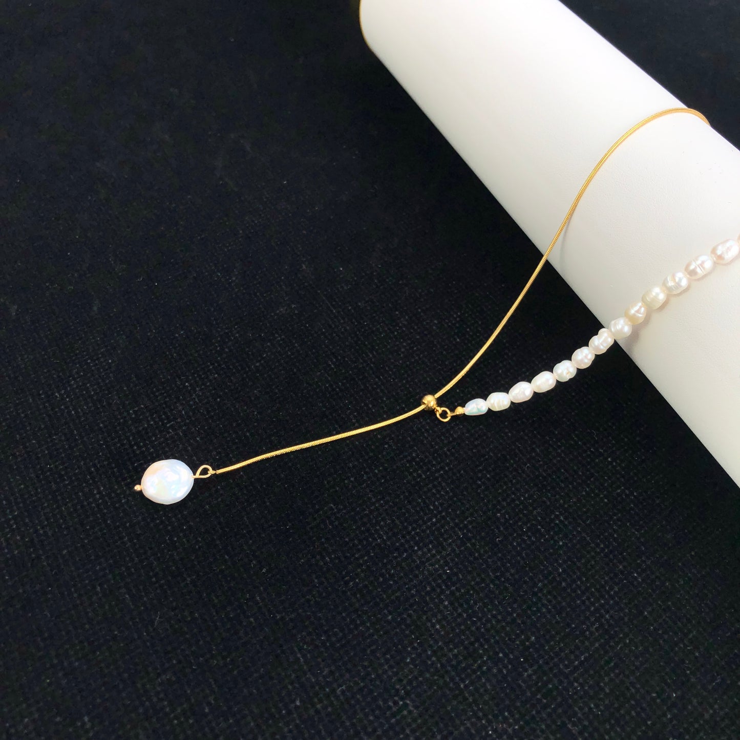 Exquisite natürliche Süßwasserperlen-Kupfer-vergoldete 14K lange Perlenanhänger-Halskette, handgefertigt