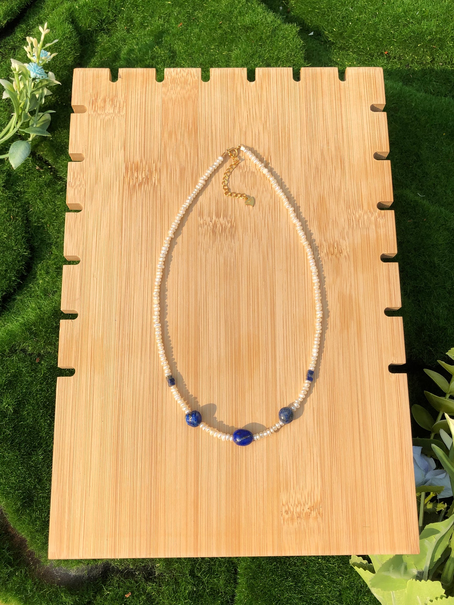 Die Halskette besteht aus natürlichen Süßwasserperlen Lapislazuli, Kupfer mit 14K Gold überzogen, handgefertigt