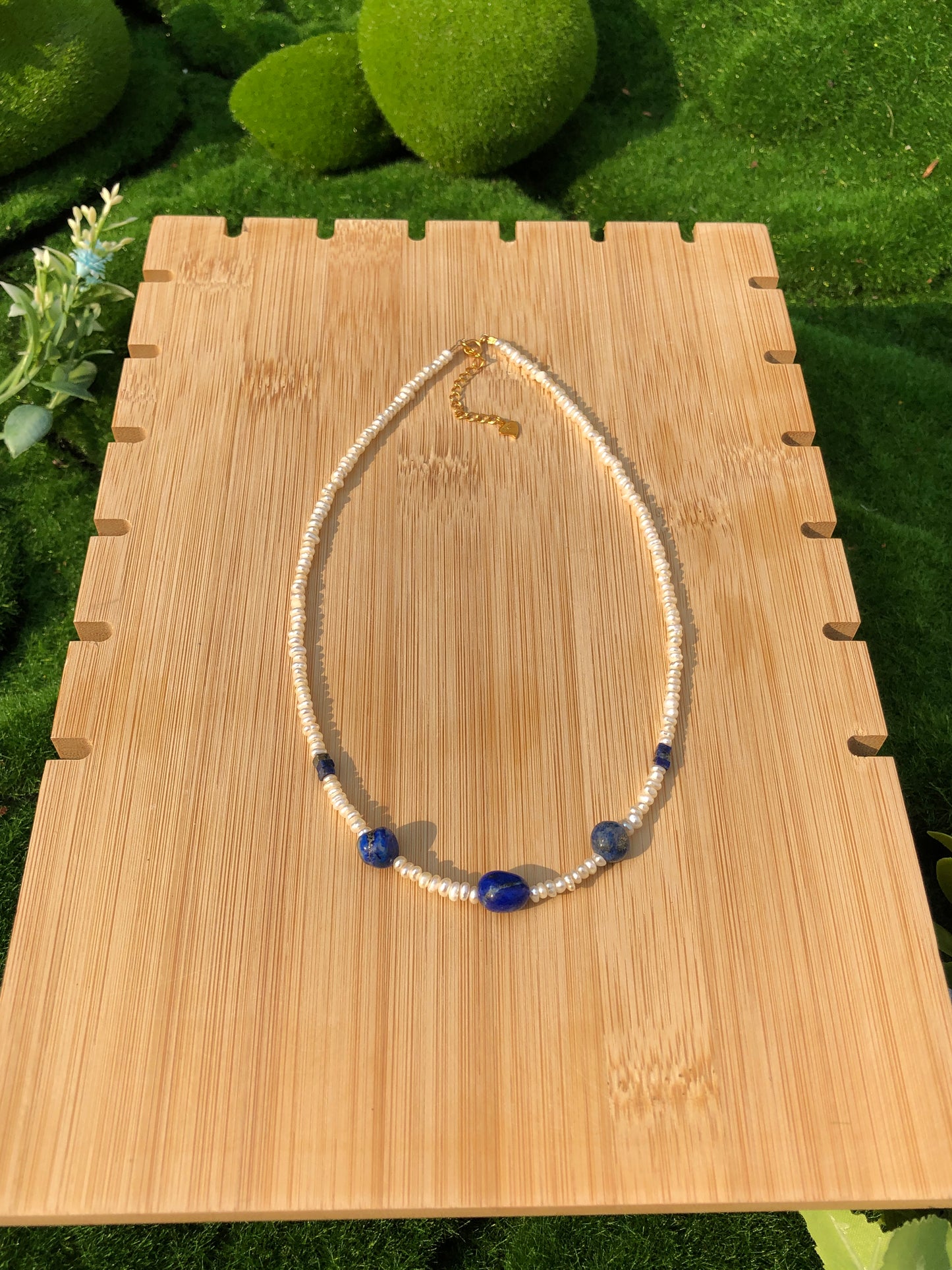 Die Halskette besteht aus natürlichen Süßwasserperlen Lapislazuli, Kupfer mit 14K Gold überzogen, handgefertigt