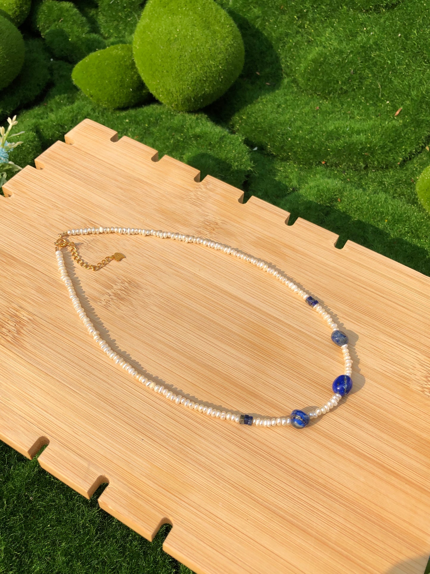 Die Halskette besteht aus natürlichen Süßwasserperlen Lapislazuli, Kupfer mit 14K Gold überzogen, handgefertigt