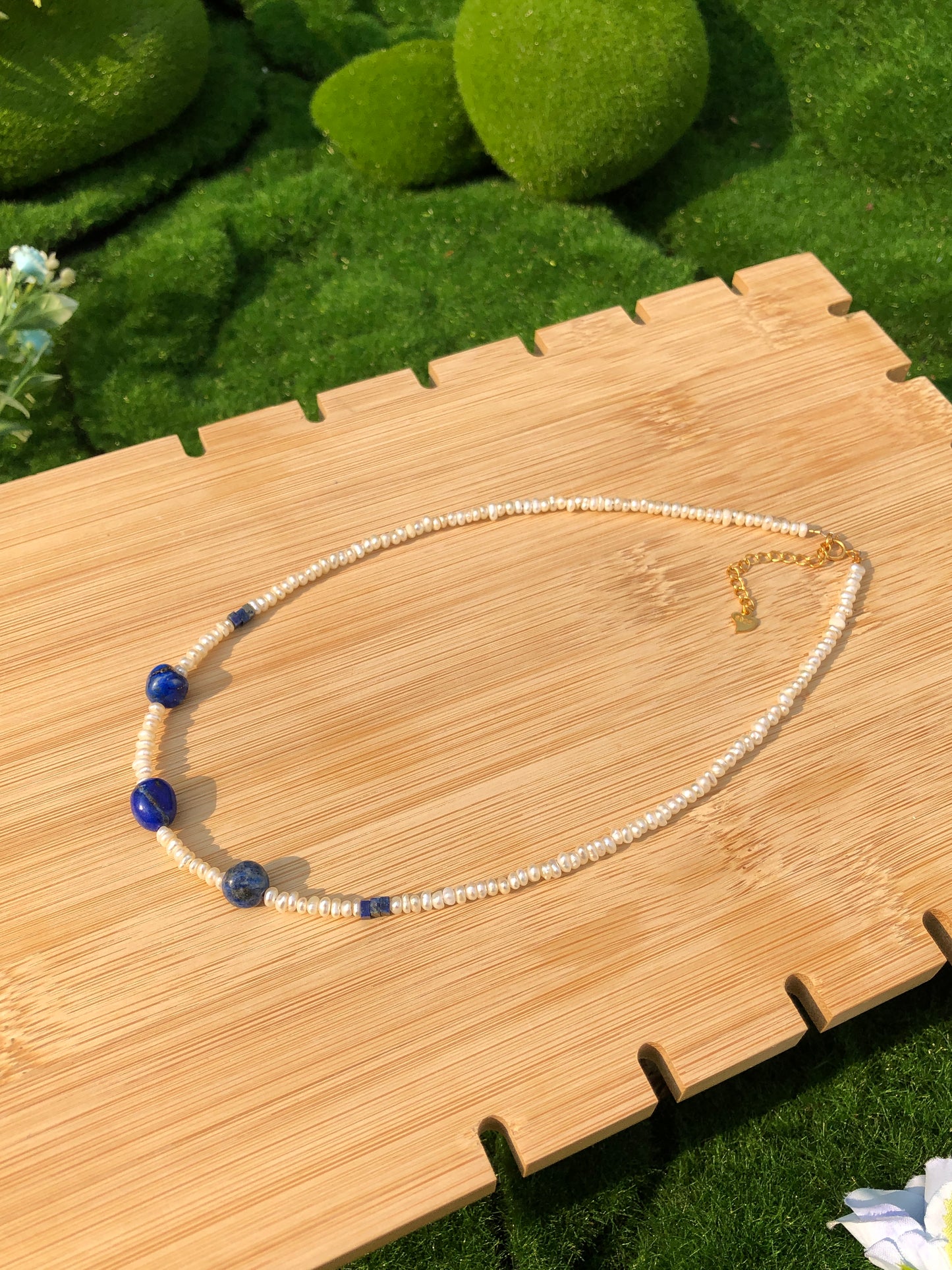 Die Halskette besteht aus natürlichen Süßwasserperlen Lapislazuli, Kupfer mit 14K Gold überzogen, handgefertigt