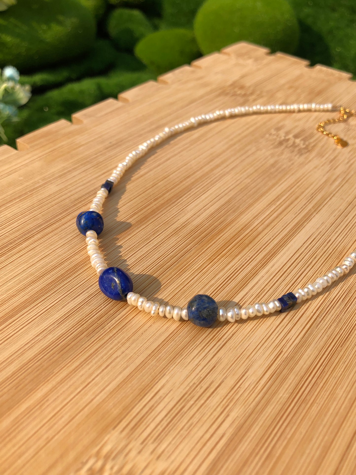 Die Halskette besteht aus natürlichen Süßwasserperlen Lapislazuli, Kupfer mit 14K Gold überzogen, handgefertigt