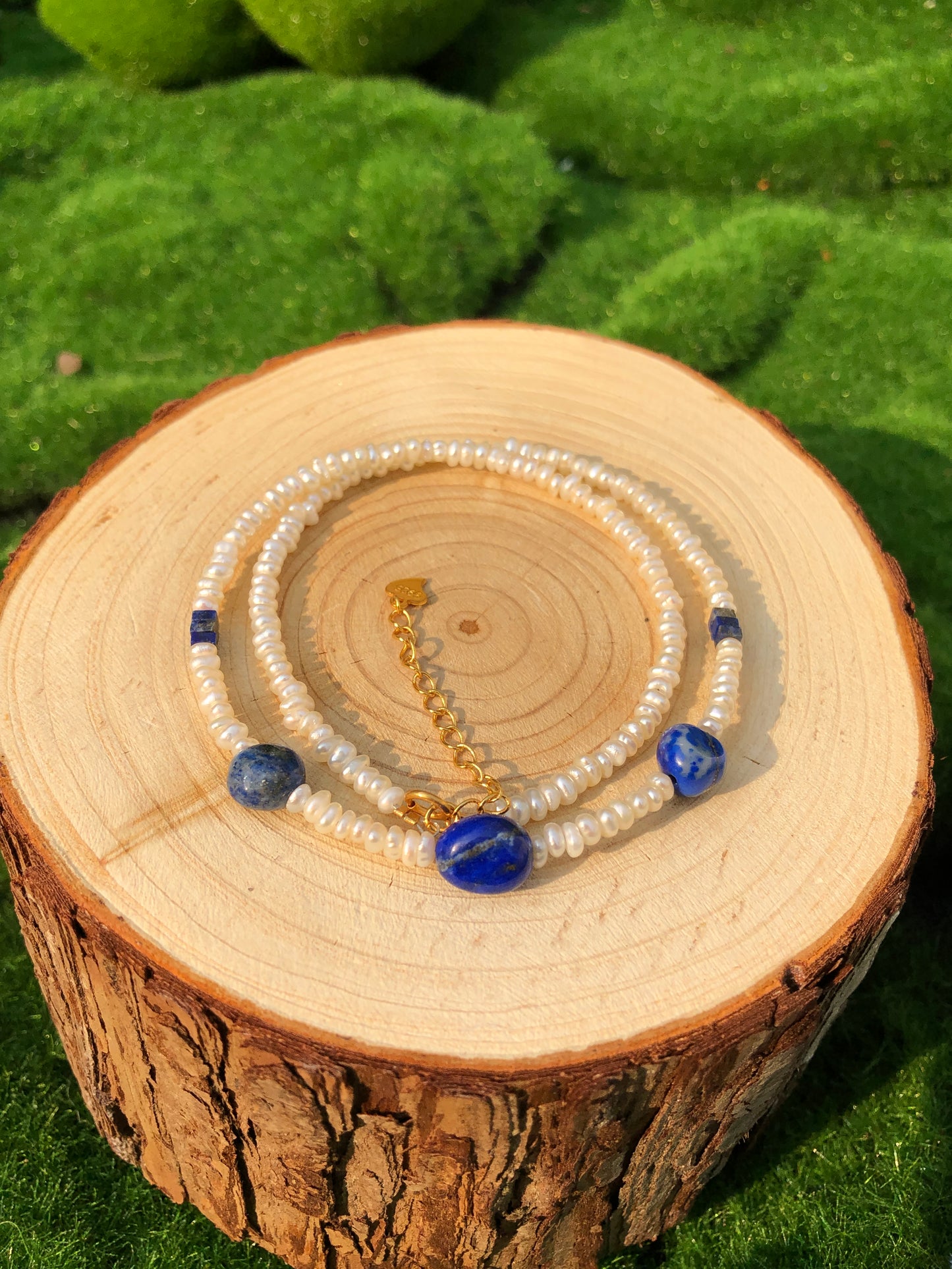 Die Halskette besteht aus natürlichen Süßwasserperlen Lapislazuli, Kupfer mit 14K Gold überzogen, handgefertigt